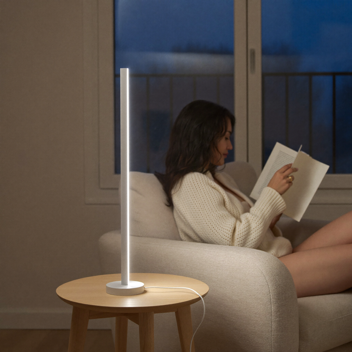 Lecture du soir à côté de la colonne lumineuse HELIA