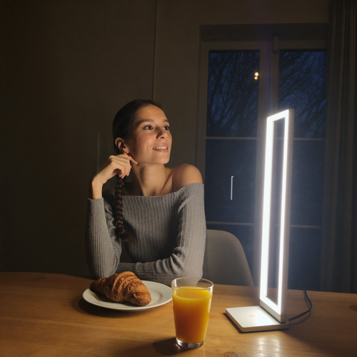 Petit-déjeuner d'hiver éclairé par la lampe de luminothérapie HELIA 10 000 lux